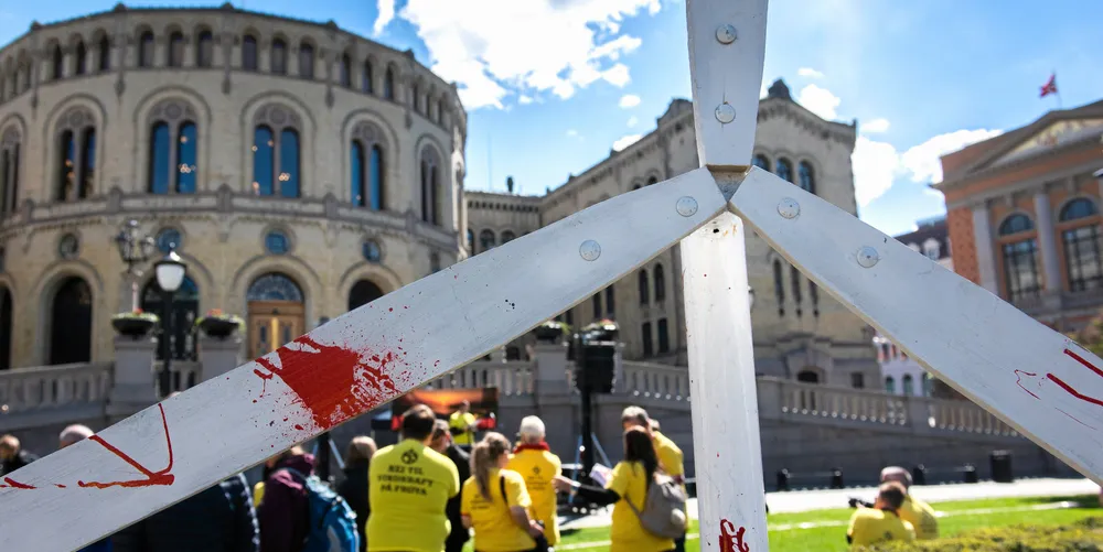 Det er skremmende at ikke flere politikere innser det absurde i å fortsette den ville ferden med stadig å si ja til nye vindturbiner. Bildet viser demonstrasjon mot vindkraftanlegg på Frøya foran Stortinget.