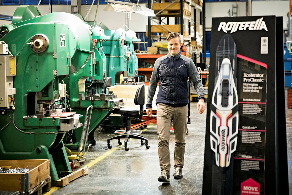 Administrerende direktør Torstein Myklebostad ved stansemaskinene i produksjonslokalene til Rottefella.
