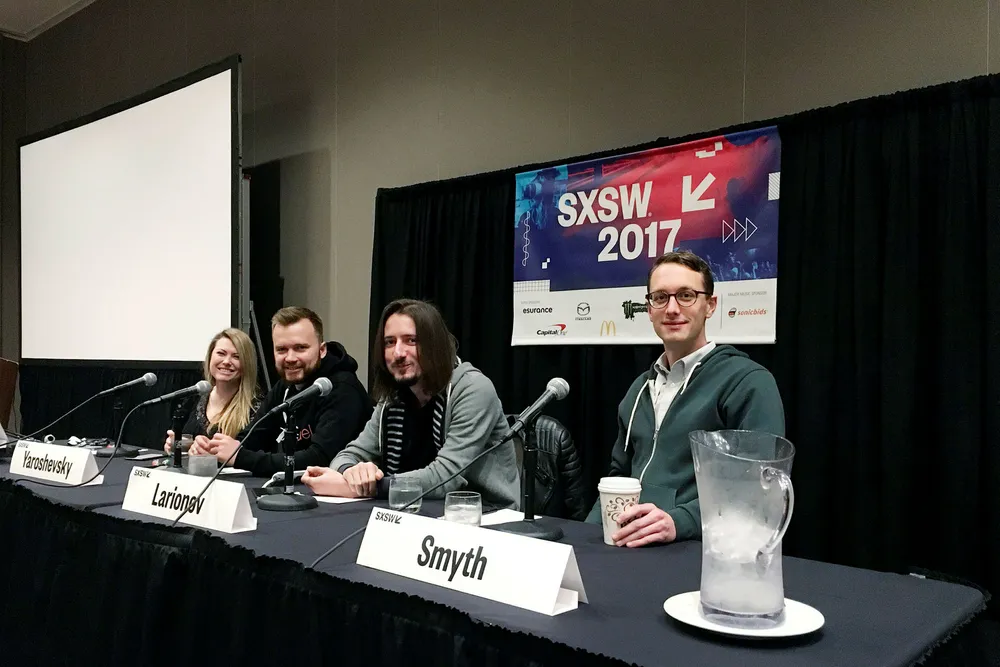 Esther Crawford (til venstre) i Olabot ledet paneldebatten om chatbots på Messenger. De andre deltagerne var Andrew Yaroshevsky i Chatfuel, Mikhail Larionov fra Facebook og Thomas Smyth i Trim. Foto: Bjørn Eckblad