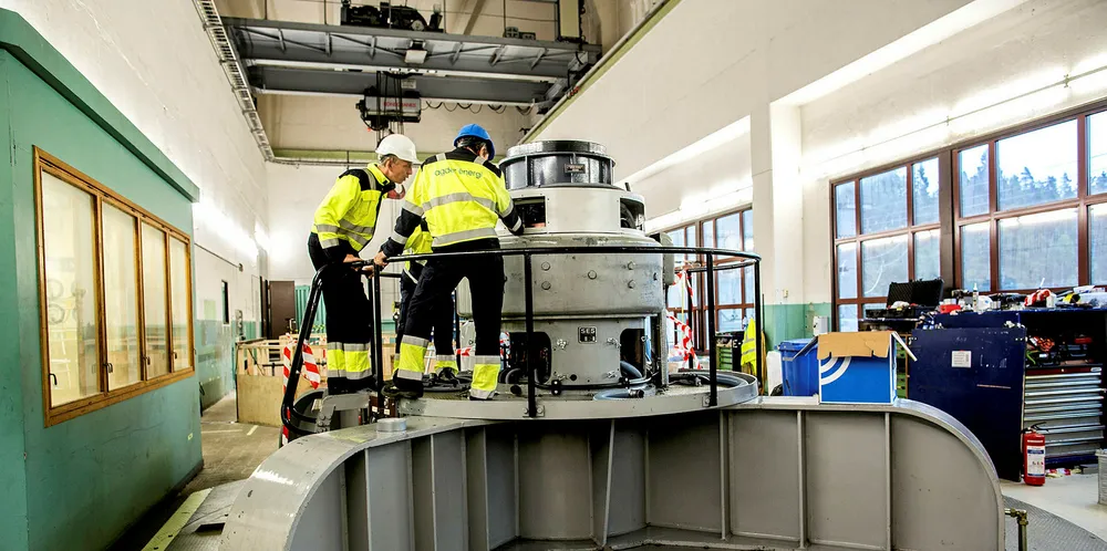 Norsk vannkraft har generelt slitasjekostnader tilsvarende 1,5-3 euro/MWh. Blir kraftprisen lavere stopper man produksjonen og lar vannet fosse forbi. Det er en av årsakene til at det er mindre mulighet for negative priser i Norge. Her fra Agder Energis kraftstasjonen på Evenstad.