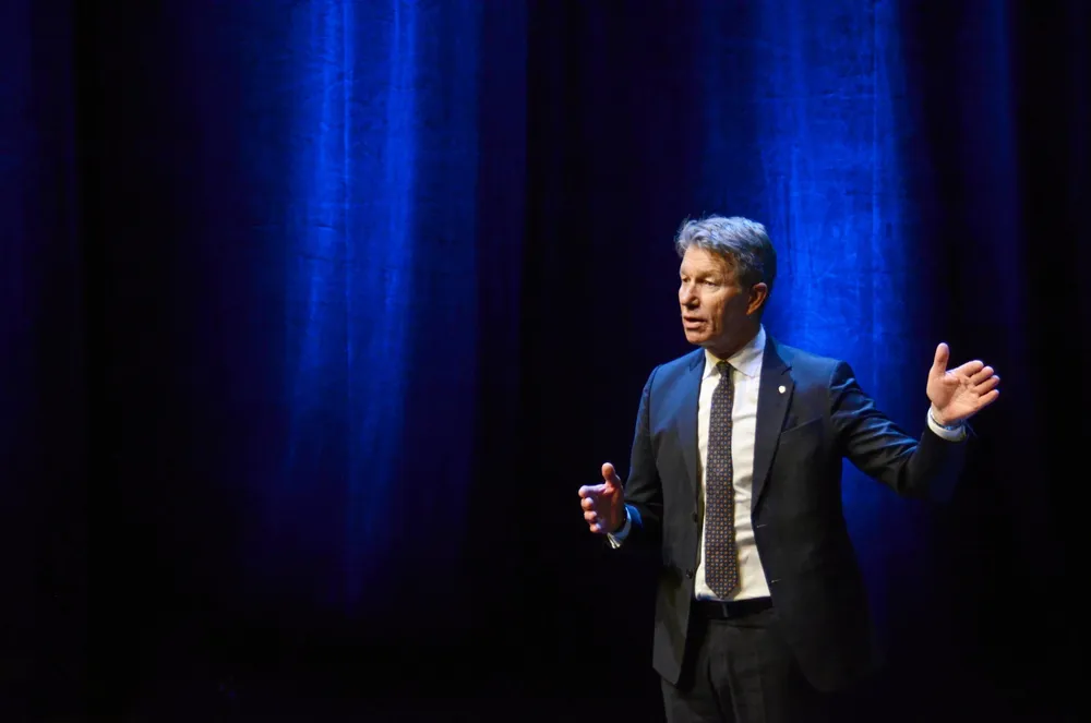 Energiminister Terje Aasland har mottatt 223 høringsinnspill om Norgespris. Blant de profesjonelle aktørene advarer flertallet mot uheldig konsekvenser, men det kommer statsråden neppe til å bry seg om.