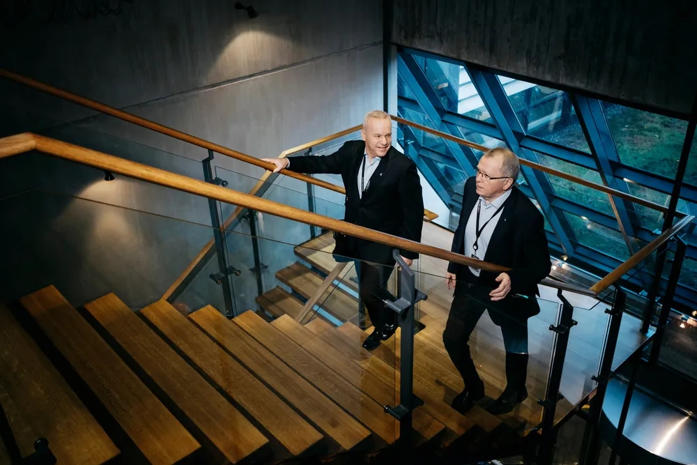 Anders Opedal (til venstre) arvet sjefsstolen fra Eldar Sætre i Equinor, som er Nordens desidert største utslipper av klimagasser. Ifølge en ny analyse er ikke klimaambisjonene høyere enn at Equinors virksomhet tilsvarer global oppvarming på 6,9 grader.