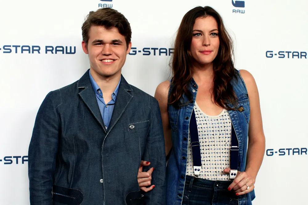 Den norske sjakkspilleren Magnus Carlsen sammen med skuespiller Liv Tyler på den røde løperen i forbindelse med et moteshow for G-Star Raw under New York Fashion Week i 2010. Foto: Eric Thayer, Reuters/NTB Scanpix