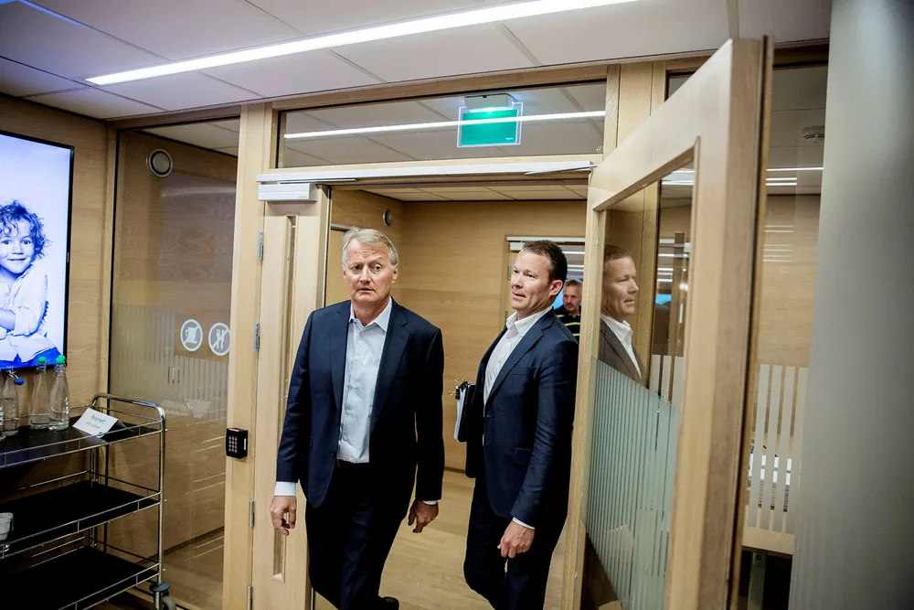Kommunikasjonsdirektør Thomas Midteide (til høyre) sier DNB tar kritikken fra Finanstilsynet veldig alvorlig. Her med konsernsjef Rune Bjerke. Foto: Fredrik Bjerknes