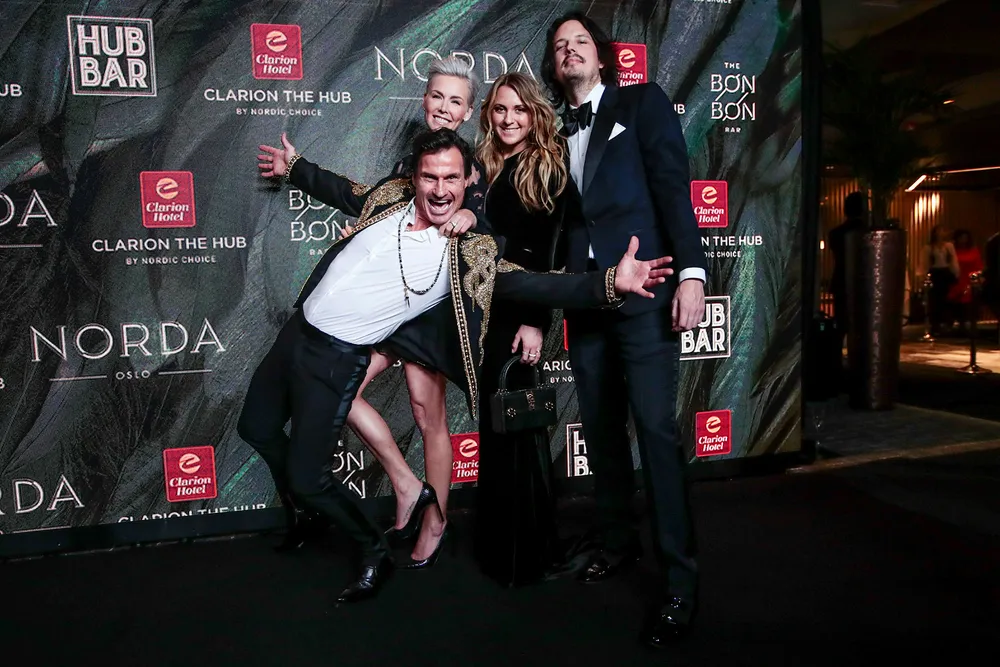 Petter Stordalen var i storform da han åpnet det nye hotellet i Oslo. Her med fra venstre konen Gunhild Stordalen, Emilie Stordalen og Jens Bredberg.