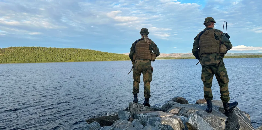 Forsvaret overvåker grensen døgnet rundt. Hvis russiske soldater skulle bevege seg over, ville de allerede vært på vei. Hvor, vil ikke Maria Svorkås, befal for disse to grensesoldatene, avsløre.