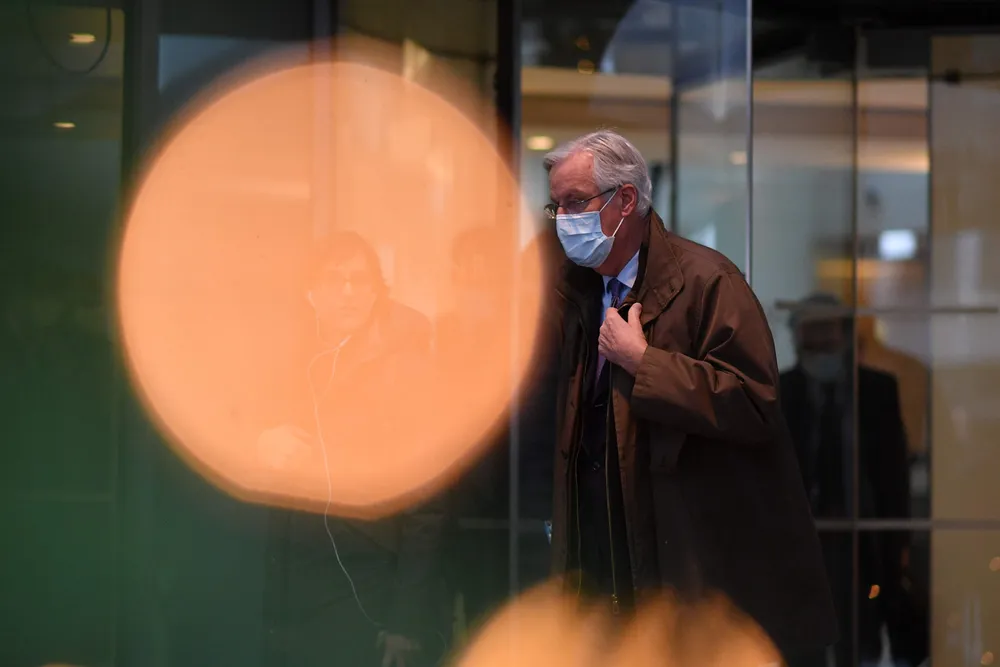 EU sjefforhandler Michel Barnier på vei inn til nok et brexit-møte i London.