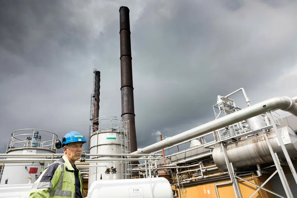 Dynea på Lillestrøm produserer lim og bindemidler, og har mulighet til å drive produksjonsprosessen med både elektrisitet, avfallsgass, naturgass og olje. Driftssjef Thor Øyen står foran fyrrommet. Foto: Gunnar Lier