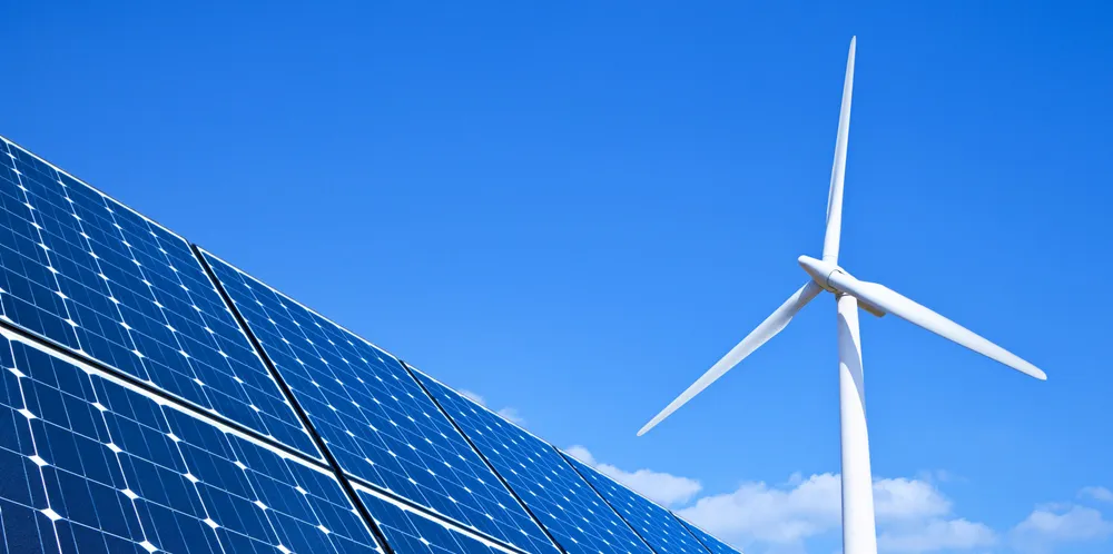 Ny sol- og vindkraft presser ut dyr fossil strøm fra det europeiske kraftsystemet. Det tjener strømkundene god på.