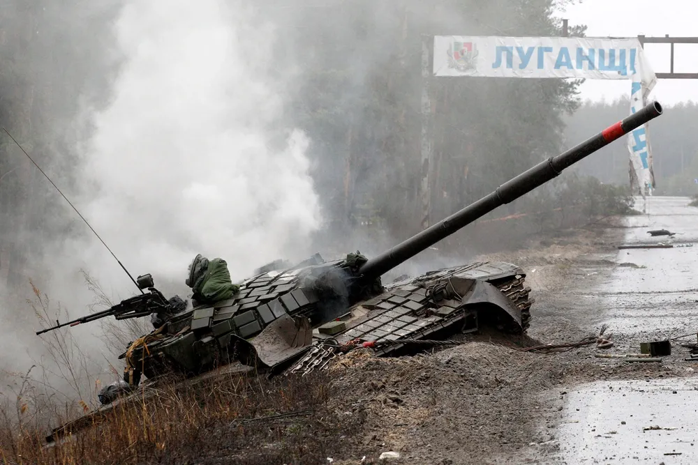 Røyk stiger opp fra en russisk stridsvogn ødelagt av ukrainske styrker i Luhansk, øst i Ukraina.
