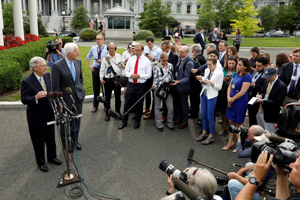 Republikansk majoritetsleder McConnell (til venste) og senator John Cornyn (til høyre) snakker til pressen etter møtet med president Donald Trump og 50 andre senatorer. Foto: Kevin Lamarque/Reuters/NTB scanpix