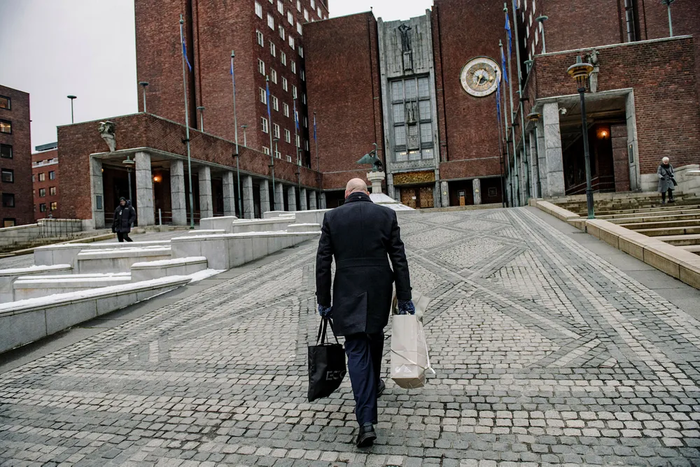 Tidligere næringsbyråd Geir Lippestad på vei inn i rådhuset for å levere nøkkelkortet sitt til vakten i desember 2017.