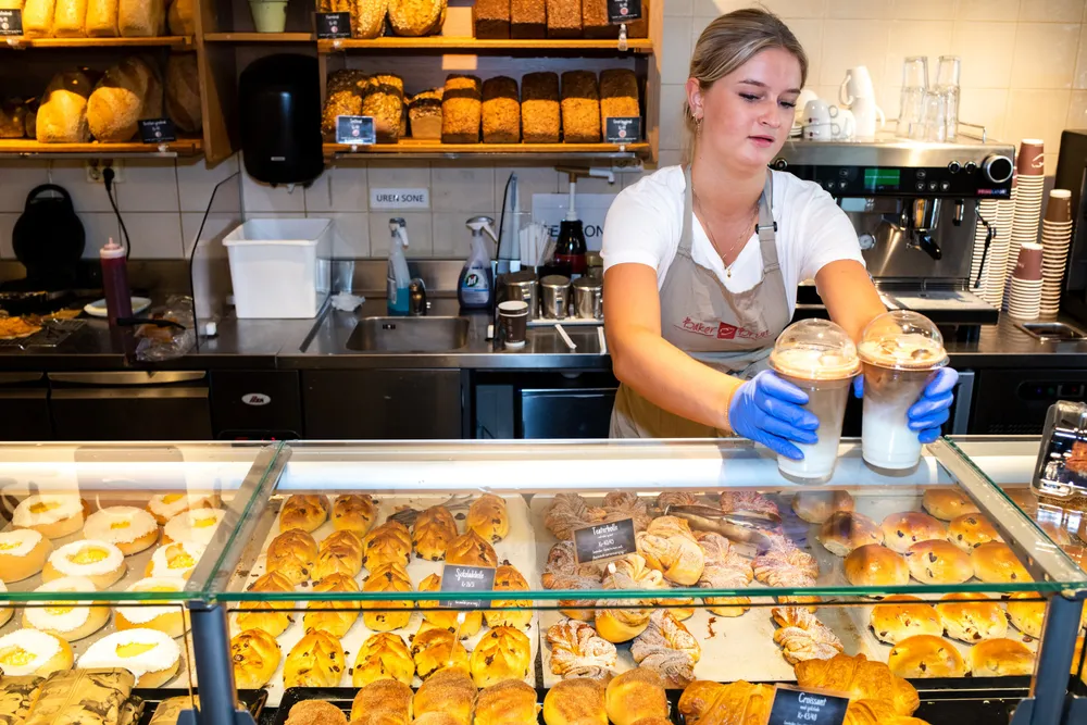 Butikkmedarbeider Andrea Hjelseth i Baker Brun serverer islatte.