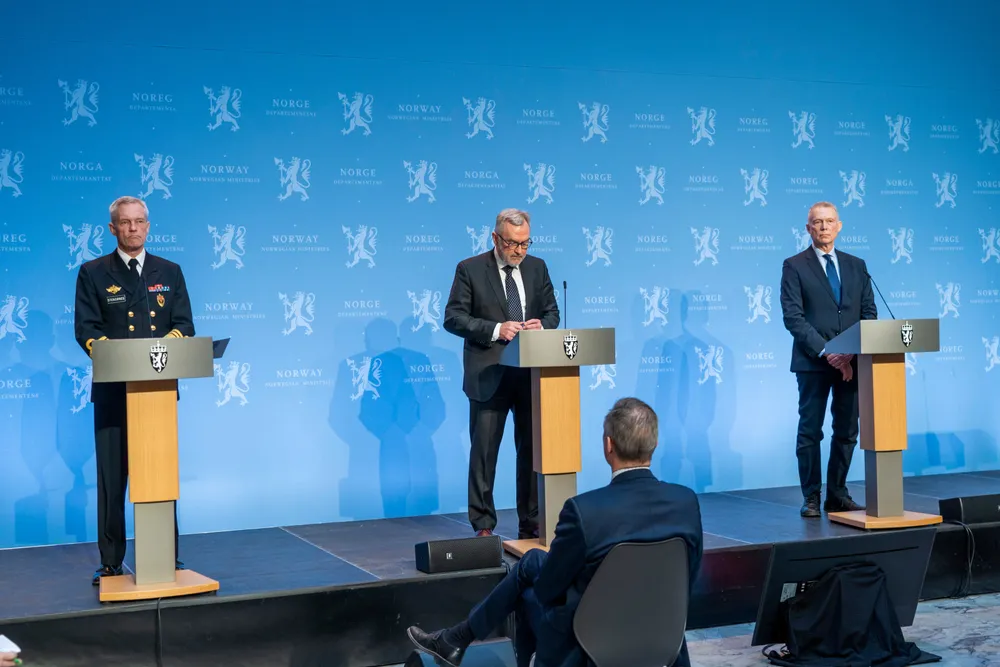 Sjef for Etterretningstjenesten, viseadmiral Nils Andreas Stensønes (til venstre), sjef for Politiets sikkerhetstjeneste, Hans Sverre Sjøvold og sjef Nasjonal sikkerhetsmyndighet, Kjetil Nilsen, presenterte mandag respektives åpne trussel- og risikovurderinger.