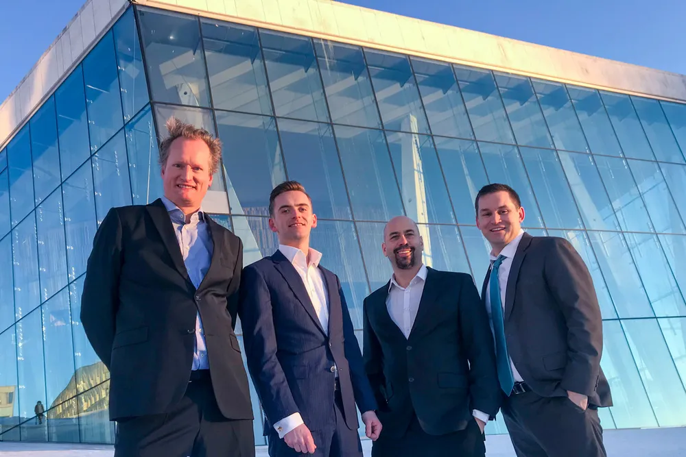 Sentrale Harmonychain-aktører foran Operaen i Oslo: Fra venstre gründer og avtroppet styreleder Bjørn Zachrisson, konsernsjef Ola Stene-Johansen, teknologidirektør Christian Rustad og finansdirektør Ben Miklozek.
