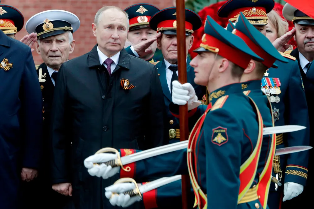 Vesten er spent på hva president Vladimir Putin vil si på seiersdagen 9. mai. Her fra markeringen i fjor.