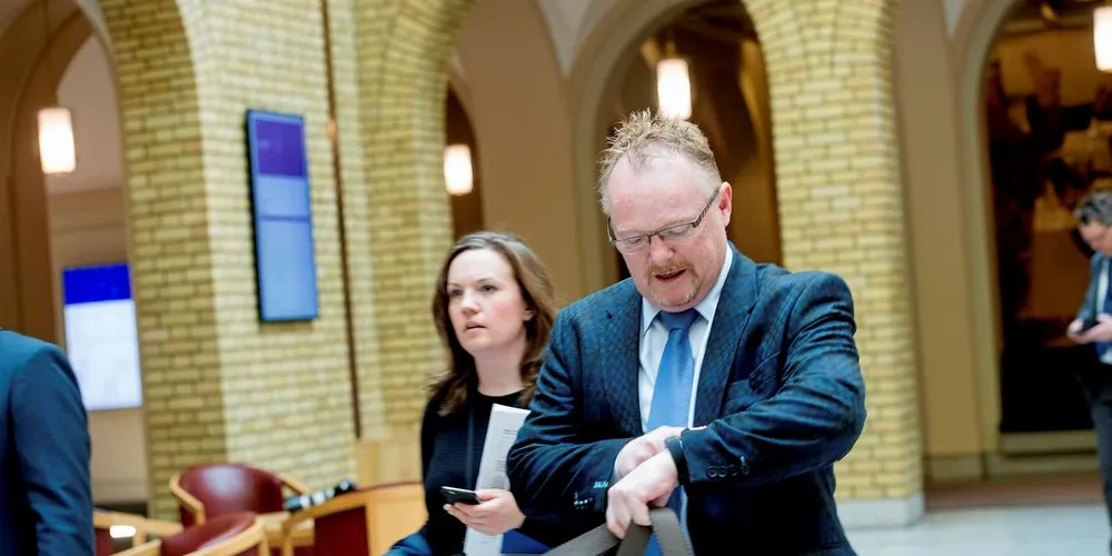 FOR LITEN TID: Fiskeriminister Per Sandberg (Frp) mener han har for liten tid til å innføre ny lakseavgift innen neste sommer. Her er han sammen med, kommunikasjonsrådgiver fra NFD, Lisa Nordøen.Foto: Mikaela Berg/DN