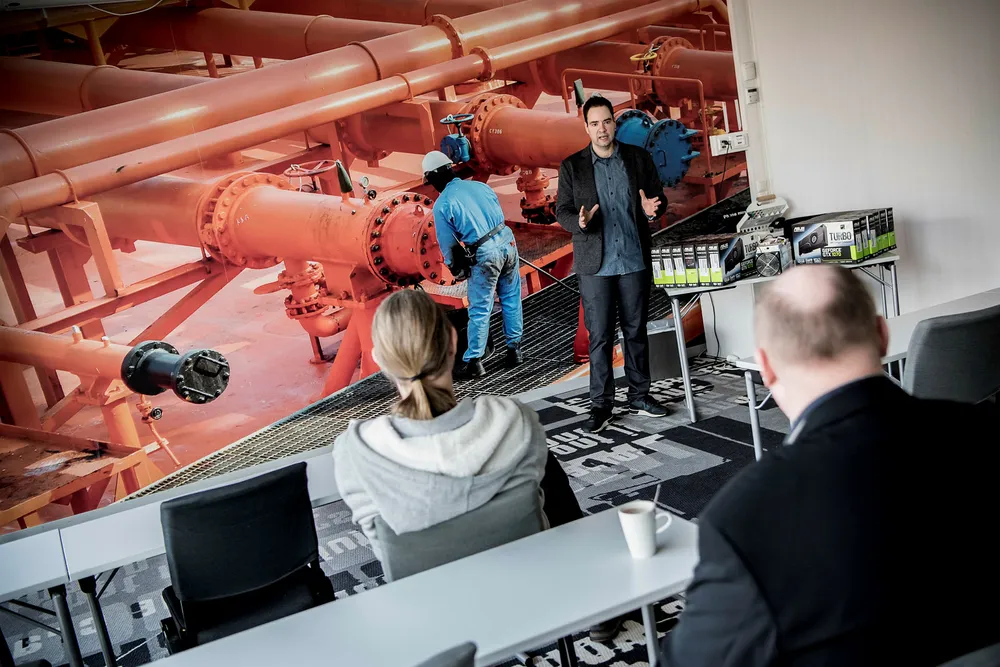 Alex Miguel Erland prøver her å overbevise de to fremmøte investorene om at Bragecoin er det nye store innen kryptovaluta. Erland driver selv utvinning og utvikling av kryptovaluta. Foto: Tommy Ellingsen