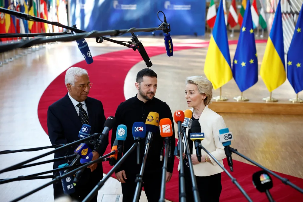 EU-rådets president Antonio Costa, president Volodymyr Zelenskyj og Europakommisjonens president Ursula von der Leyen etter toppmøtet om Ukraina og europeisk forsvar 6. mars.