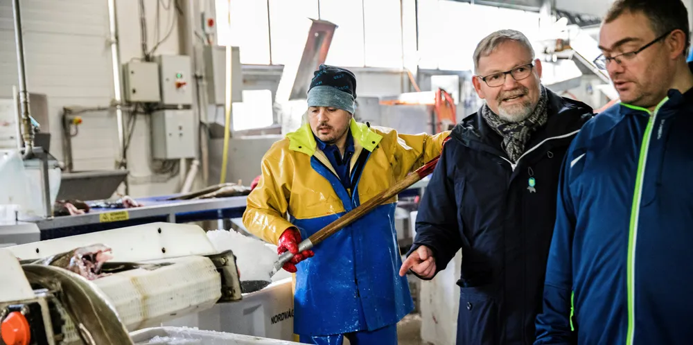 Hovedaksjonær i fiskerikonsernet Norfra, Steinar Eliassen (i midten), mener regjeringen må ta et oppgjør med pliktsystemet for å gi industrien i nord mer råstoff.