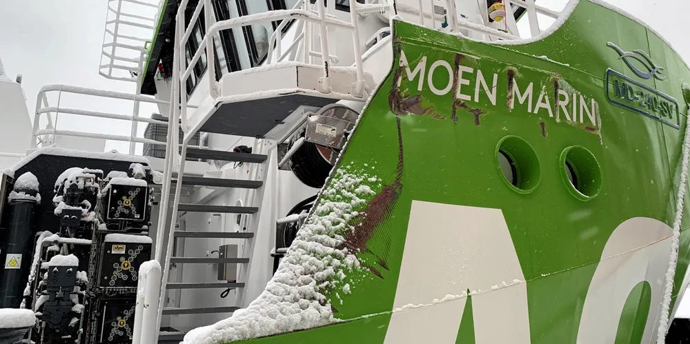Det er synlig bulker ved Moen Marin-logoen på «AQS Tor».