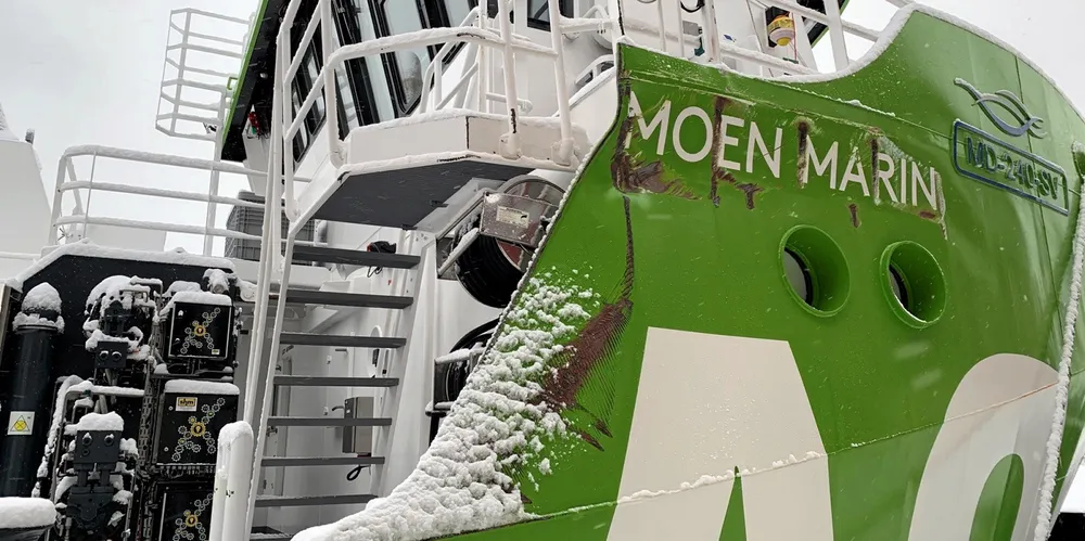 Det er synlig bulker ved Moen Marin-logoen på «AQS Tor».