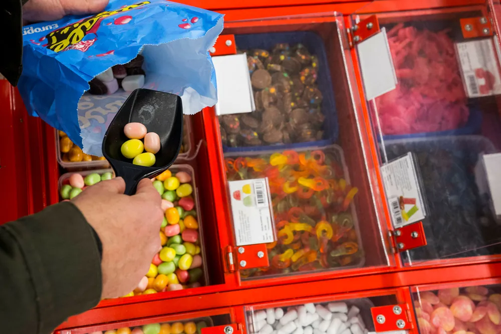 Stadig mer tyder på at kutt i kaloriinntaket også kan forlenge livet for mennesker. Så over tid kan det være lurt med måtehold i godterispisingen, selv om de fleste neppe vil gi fra seg påskekosen. Foto: Mariam Butt / NTB scanpix
