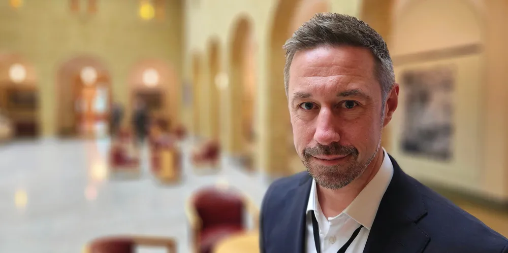 En av sine første dager i ny jobb var Even Tronstad Sagebakken med fiskeri- og havminister Cecilie Myrseth da hun møtte i Stortinget. Intrafish traff dem tilfeldigvis i Vandrehallen.