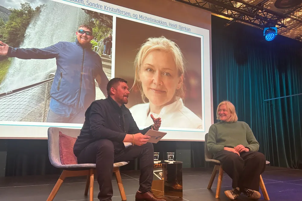 Samtale om sild og matlagning under Pelagisk forenings årsmøte 2025. Michelin-kokk Heidi Bjerkan, Credo og Sondre Kristoffersen Alta Fiskeriselskap as.