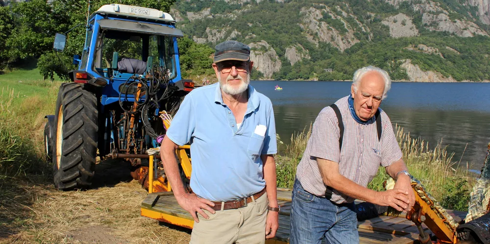 «Båt-trekkerne» Theodor Tønnessen (t.v) og Eilef Liland står på for båtturister langs kysten.