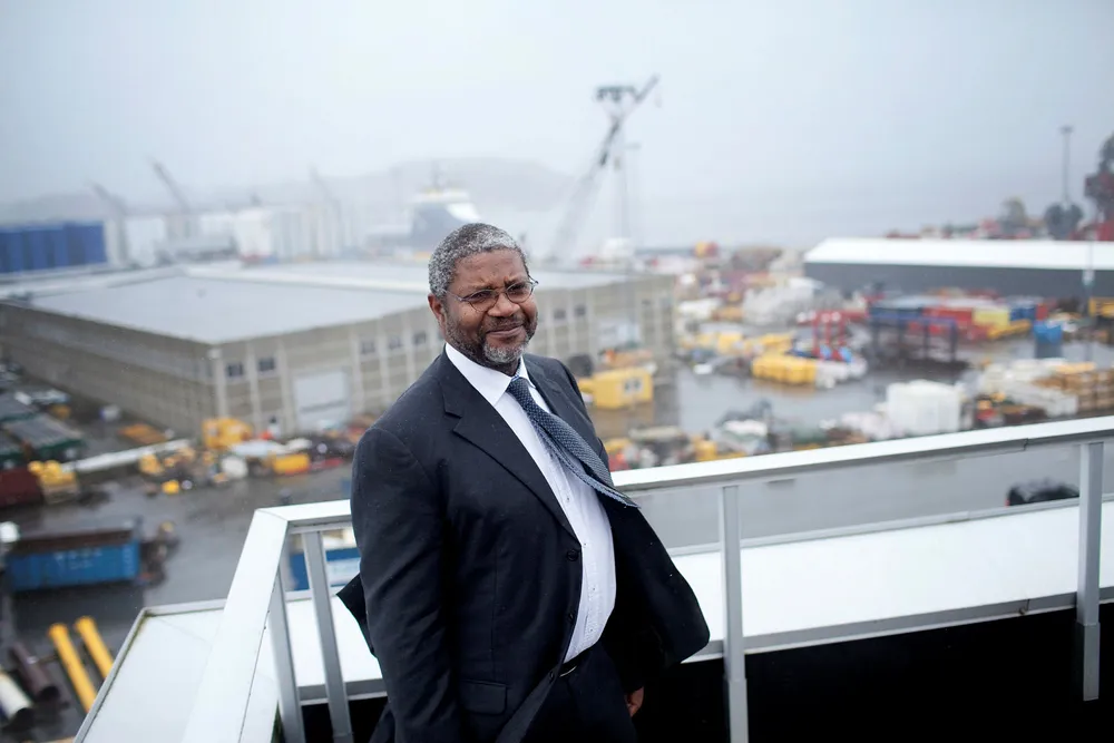 Pierre Bang er Totals sjef i Norge. Her står han på taket av kontoret i Stavanger. Foto: Tomas Larsen