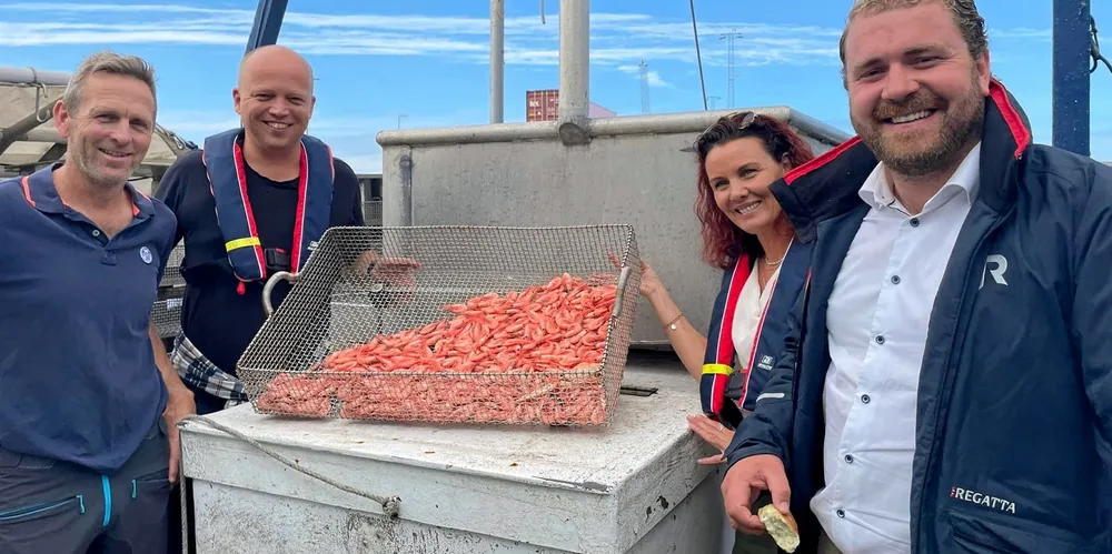 På båttur for å snakke om drivstoffpriser: F.v., rekefisker Tore Martinsen, finansminister Trygve Slagsvold Vedum (Sp), stortingsrepresentant Gro-Anita Mykjåland (Sp) og fisker og leder i Kristiansand Fiskarlag, Carl Aamodt.