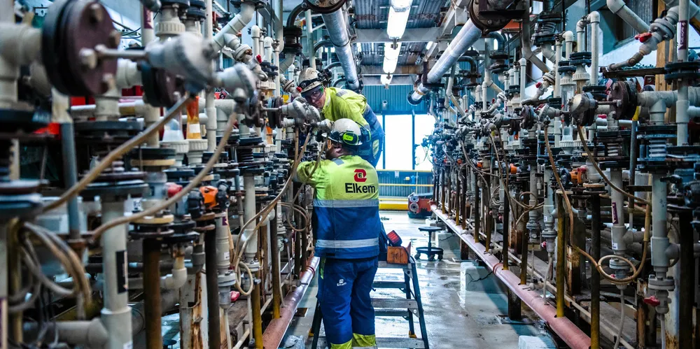 Medarbeiderne ved Elkem Bremanger skal ta i bruk nye teknologi som muliggjør utnyttelse av hydrogen som ellers ville ha gått tapt