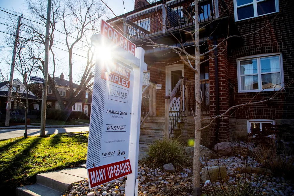 Flere ville leie da dokumentavgiften ble satt opp, og husleiene økte, fant forskerne i Toronto (bildet) i Canada.