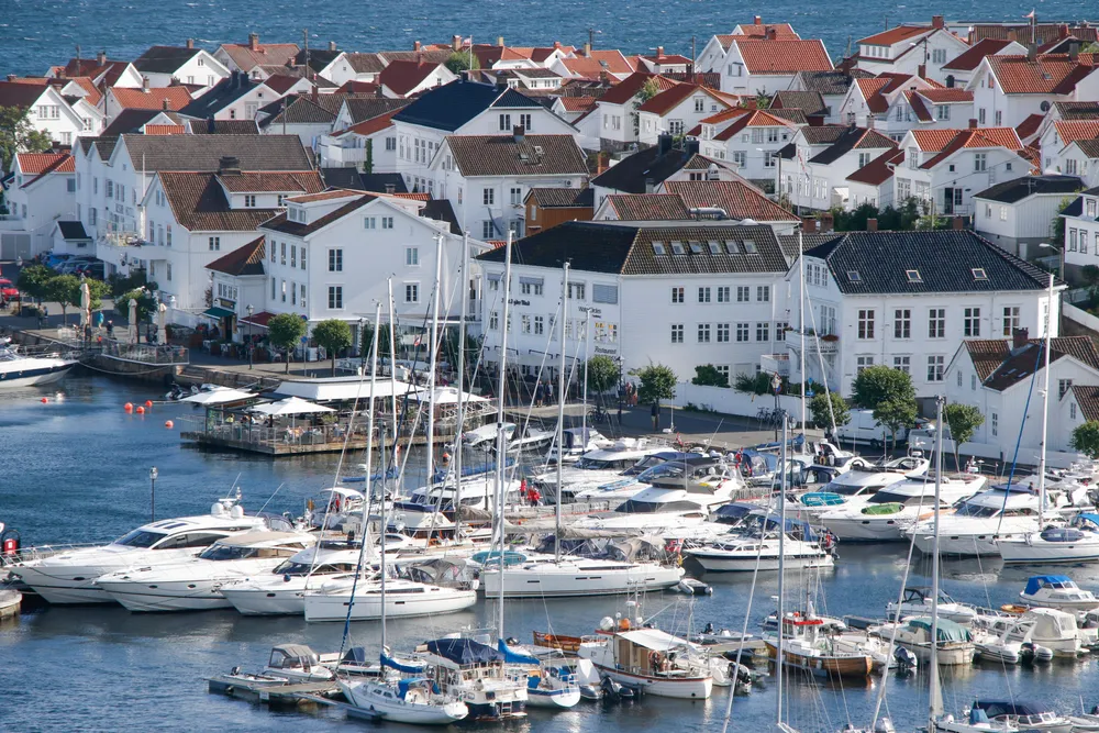 Risør med sine hvite trehus og gjestehavnen fylt opp av båter, sommeren 2020.