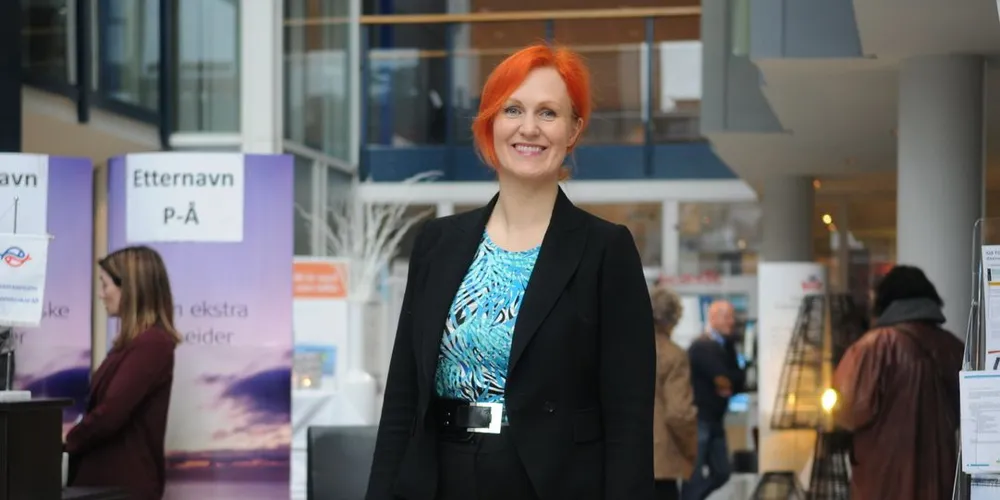 - Jeg skal prøve å skrive med snert, lover Lena Amalie Hamnes. Hun sitter i kommunestyret i Svolvær for Ap og jobber som ungdomsskolelærer. Foto: Kjersti Kvile