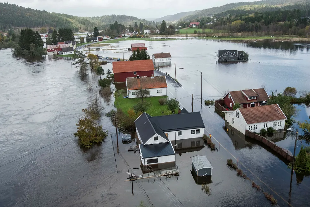 Regnet og uværet på Sørlandet gjorde skader for en halv milliard kroner. Her da Topdalselva gikk over sine bredder og gjorde store skader ved Drangsholt mellom Kristiansand og Birkeland. Foto: Tor Erik Schrøder/NTB Scanpix