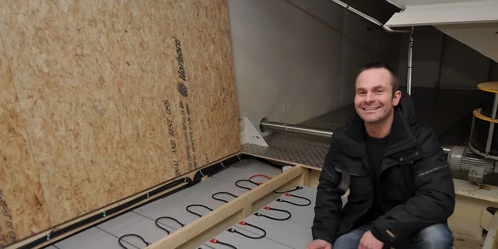 KRAFTPAKKEN: Elektriker og "Petter Smart" Thomas Strand, viser frem batterier som til sammen veier 6 tonn - plassert på nederste dørken om bord i fôrflåten "Loke". Stabilitetsberegninger er utført. Foto: Terje Solberg