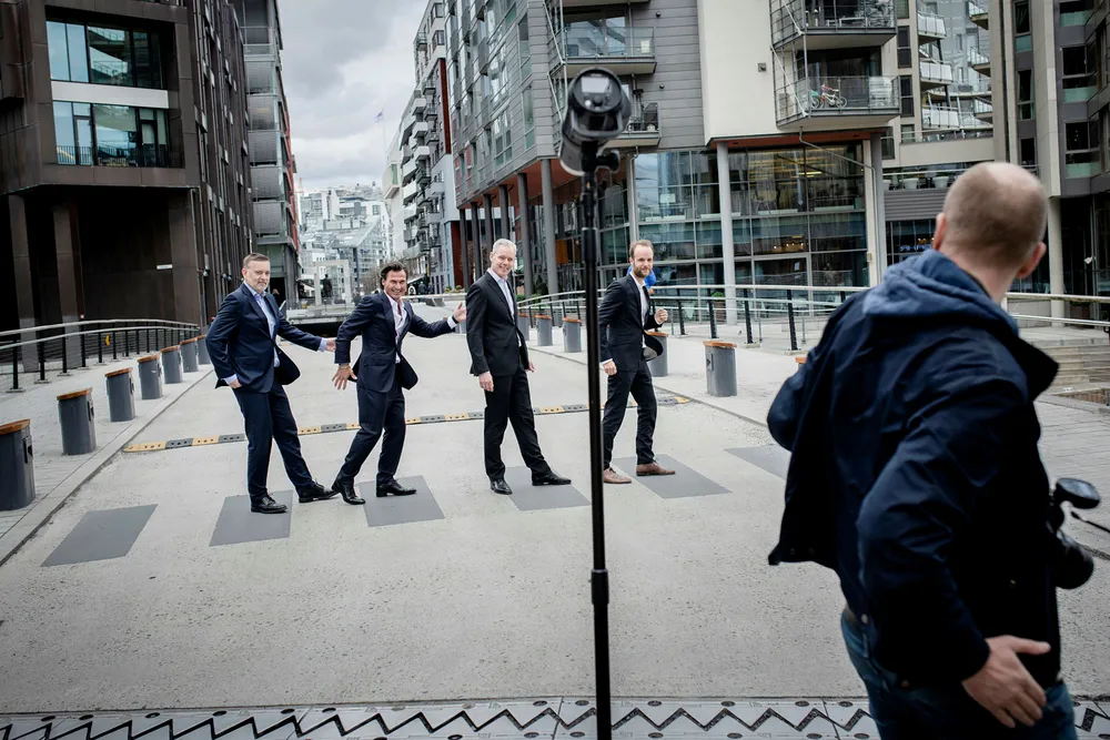 Per Valebrokk, nummer tre fra venstre, slutter som redaktør i E24 og begynner i pr-byrået Storm Communications. For anledningen hadde selskapet ordnet med fotograf får å ta nye bilder. Fra venstre Jan-Erik Larsen, Petter Stordalen, Valebrokk og Marius Parmann.