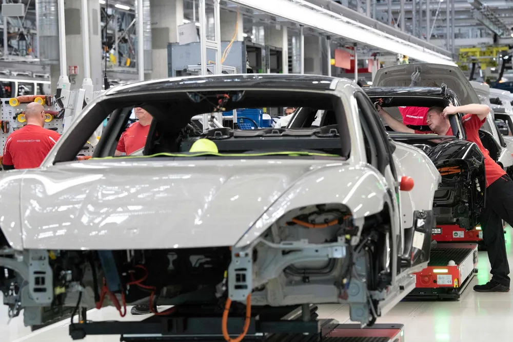 Norge viste verden at elbiler fungerer i kulde og at incentiver kan få folk til å velge elektrisk, ifølge skribenten. Bildet: Produksjon av Porsche Taycan i Stuttgart.