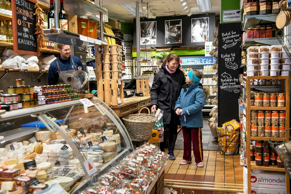 Beate Karlsen og datteren Karla Solberg (8) forsøker å holde en nøktern livsstil under koronakrisen, men må skeie litt ut med god mat. Her besøker de Jan-Helge Trones Gjerde på gourmetbutikken Gutta på Haugen.