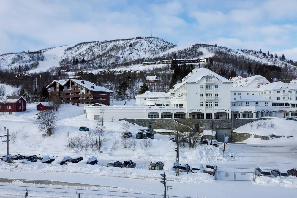 Én av de største og mest påkostede leilighetene på Dr. Holms Hotel på Geilo skal test markedet i påsken. Leiligheten ligger i en fløy til høyre og bakerst på dette bildet.