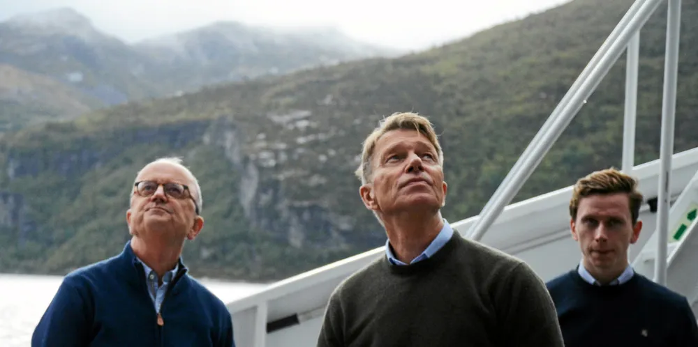Energiminister Terje Aasland er ikke den eneste som beundrer naturen innover Lysefjorden i Rogaland. Tirsdag var konsernsjef i Lyse, Eimund Nygaard, vertskap.