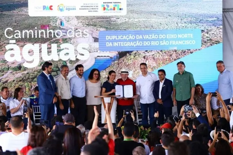 Brazilian president Luiz Inácio Lula da Silva (in red) at a ceremony in Pernambuco to mark the launch of the Chamada Nordeste initiative.