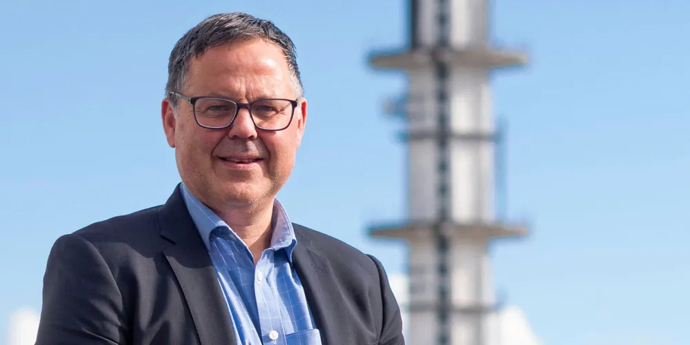 John Martin Mjånes kan slå fast at Sunnhordland Kraftlag fortsatt tjener mye penger – men langt mindre enn for ett år siden. Selskapet står fast på sin spotprisstrategi.