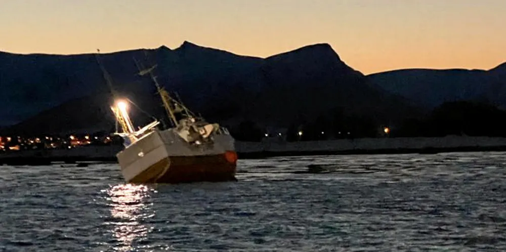 Det er meldt storm og uvær igjen fra fredag, så rederen håper å få berget båten raskt, skriver Bladet Vesterålen.