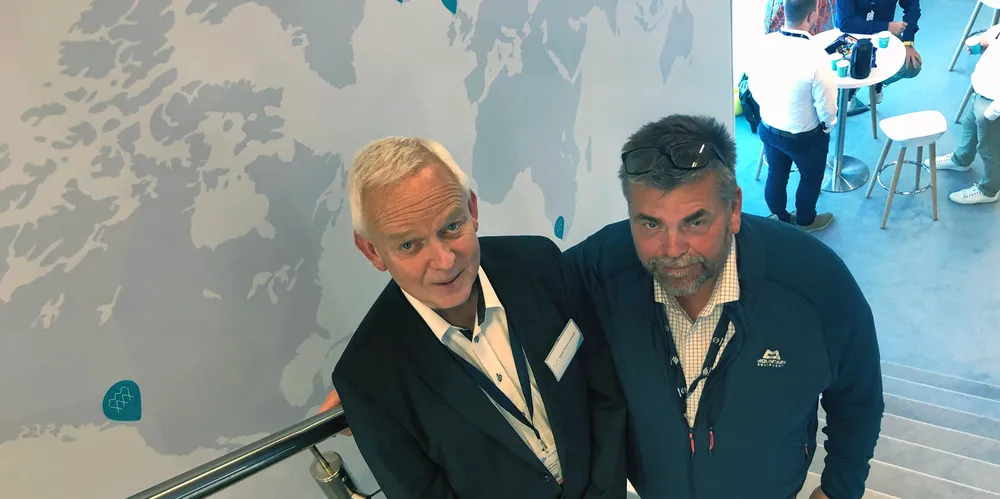 Hans Petter Selstad i Selstad og Gudbjartur Thorarinsson i Ísfell gjør plass for nok en markør på Selstads kart.