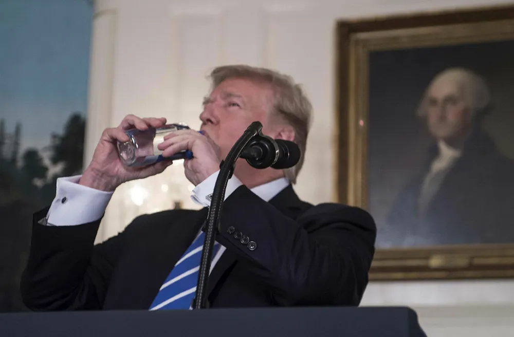 President Donald Trumps skattereform henger i en meget tynn tråd. Her styrker han seg under en pressekonferanse i Det hvite hus denne uken, like etter hjemkomsten fra en lang reise i Asia. Foto: Nicholas Kamm/AFP Photo/NTB scanpix