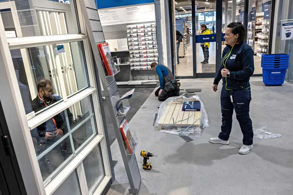 Det er tøffe tider for byggevarebransjen, viser det siste årsregnskapet for Løvenskiold Handel, som eier Maxbo-kjeden. På bildet: varehussjef Renate Bogen hos Maxbo Holmen.