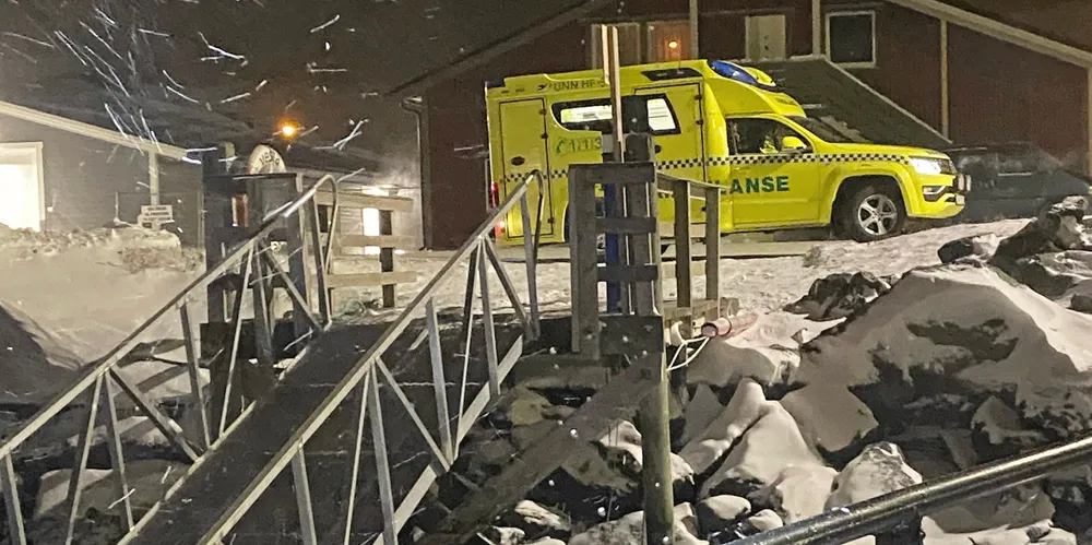 Ambulansen sto klar i Burfjord da «Stormbull» ankom kaia.